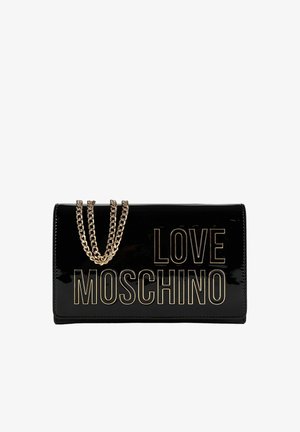 Schwarze Clutch aus Lackleder mit goldener Kettengurt und goldenen Schriftzug "LOVE MOSCHINO" auf der vorderen Klappe.