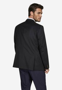 Dunkelblaues, tailliertes Blazer mit strukturierten Schultern, mittigem Schlitz und geknöpften Manschetten, aus glattem Stoff gefertigt. Dezente genähte Details.