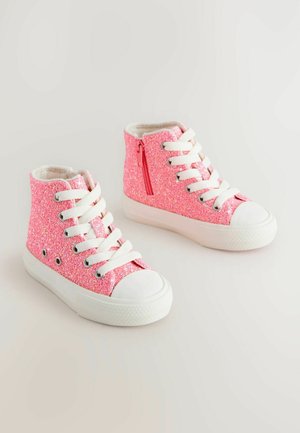 Roza bleščeče superge visoke do gležnja z belimi umetnimi usnjenimi vezalkami, belim podplatom in stranskim zadrgo za enostavno obuvanje. Teksturiran zgornji del z bleščečim zaključkom.