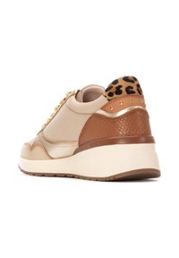 Zapatillas beige con un talón marrón texturizado, parte trasera de estampado de leopardo, acentos dorados y una suela blanca gruesa. Presenta un diseño de cuero suave.
