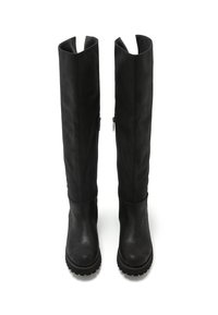 Botas negras hasta la rodilla hechas de cuero suave, con suela gruesa y una leve abertura en la parte superior. Cremalleras laterales para facilitar su uso.