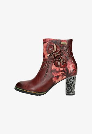 Bottine rouge en cuir avec un motif floral, des découpes et un talon noir à motifs. Des surpiqûres multicolores autour de la semelle ajoutent du détail.