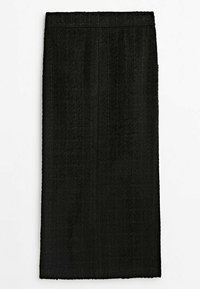 Serviette de bain rectangulaire noire avec une surface texturée, posée à plat sur un fond blanc.