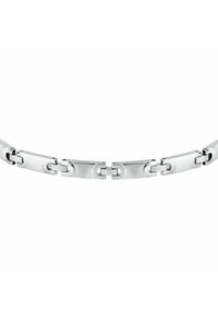 Bracciale in metallo argentato con maglie piatte e intrecciate. La superficie è lucida, con una texture liscia e un design senza giunture.