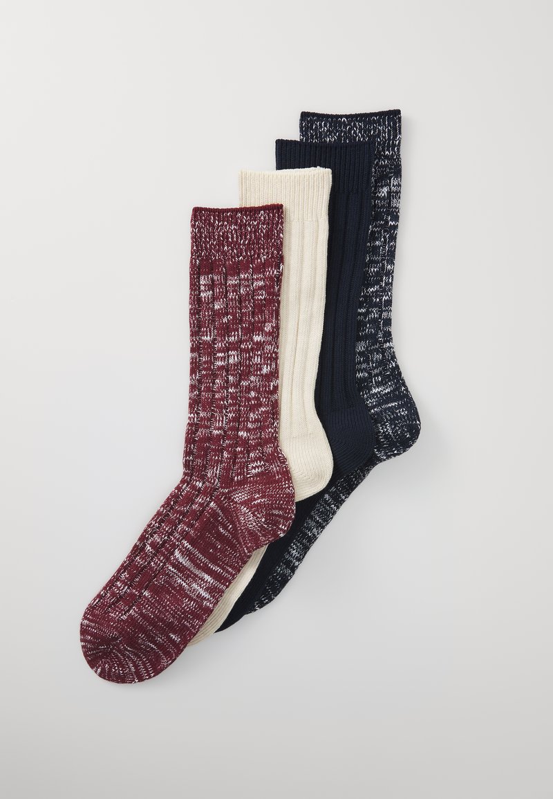 Τέσσερα ζευγάρια πλεκτών κάλτσων σε μπορντό, κρεμ, σκούρο μπλε και ναυτικό, με ριμπ σχέδια και υφή.