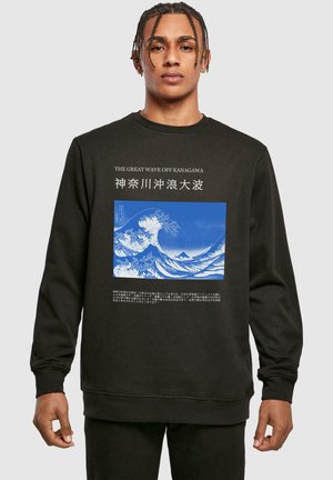 Schwarzer Sweatshirt mit dem Kunstwerk "Die große Welle vor Kanagawa" in Blau. Text in Englisch und Japanisch über und unter dem Bild.