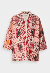 Több színű geometrikus mintázatú kimono dzseki piros, rózsaszín, fekete és narancssárga részletekkel. Rövid ujjú és nyitott elülső kialakítással rendelkezik.