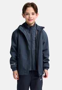 Giacca impermeabile blu navy con cappuccio, chiusura con zip e tasche laterali. Presenta polsini elastici e un design leggero per comfort e mobilità.