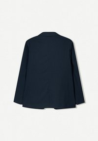 Blazer navy con rayas verticales, mangas largas, con solapa muesca y corte recto. La tela parece suave con un diseño estructurado.