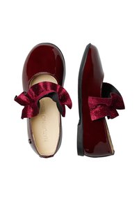 Scarpe in pelle verniciata bordeaux con suole nere, dotate di un accento arricciato bordeaux testurizzato sulla parte anteriore e una fodera interna liscia.