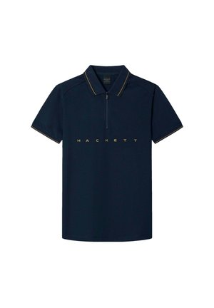 Tummansininen polo-paita, jossa on vetoketjukaulus, keltainen ommel ja kultainen "HACKETT"-logo edessä. Lyhyet hihat ja kevyttä kangasta.