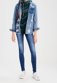 ONLY Jersey con capucha - dark green