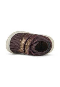 Zapatilla de malla morada con acentos dorados, que cuenta con tres tiras de velcro, una parte superior texturizada y una suela de goma blanca. Diseñada para brindar comodidad y estabilidad.