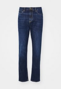 Jeans de mezclilla azul oscuro, diseño de pierna recta, con cinco bolsillos y cierre de botón, con detalles de costura sutiles y una textura suave.