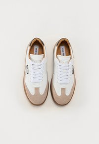 Sneaker bianche e beige realizzate in pelle e suede. Presentano la punta rotonda, lacci bianchi, soletta imbottita e marchio sulla linguetta.