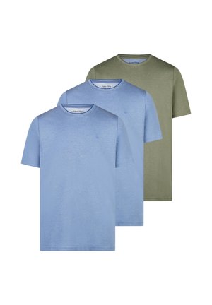 Tre ensfarvede t-shirts med crew neck og korte ærmer stablet, to lyseblå foran og en olivengrøn bagpå, på en hvid baggrund.