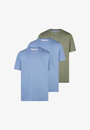 Tre ensfarvede t-shirts med crew neck og korte ærmer stablet, to lyseblå foran og en olivengrøn bagpå, på en hvid baggrund.