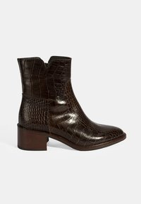 Braune Lederstiefelette mit krokodilprägtem Muster, spitzem Zehenbereich, V-förmigem Schaft und gestapeltem Absatz. Glatte Oberfläche mit kontrastierenden Einsätzen.