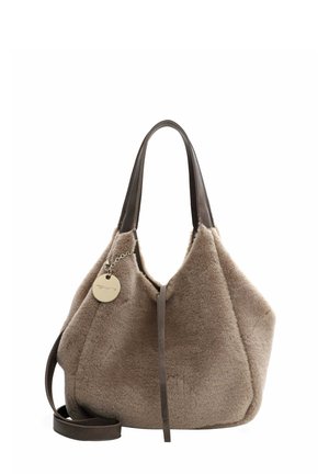 Sac à main en fausse fourrure marron doux avec des côtés arrondis, poignées en cuir noir, et une étiquette en métal attachée par une chaîne, doté d'un fond plat.