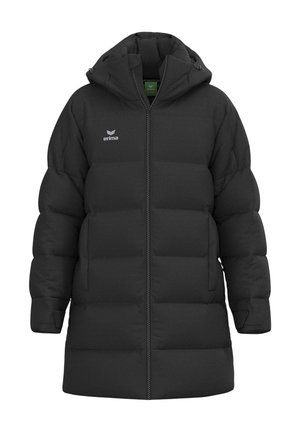 Zwarte gewatteerde lange winterjas met capuchon, ritssluiting aan de voorkant en Erima-logo op de linkerborst.