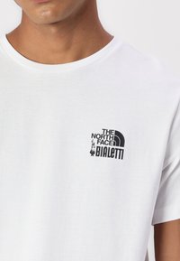 The North Face BIALETTI TEE UNISEX - Apdrukāts T-krekls - white