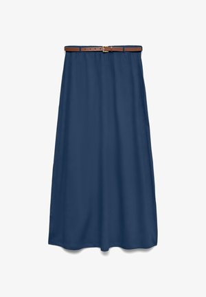 Granatowa długa spódnica z marszczonym pasem i cienkim brązowym skórzanym paskiem ze złotą klamrą, rozłożona na płasko na białym tle.