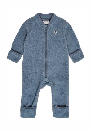 Blå fleece baby heldragt med lange ærmer, fuld frontlynlås, manchetter på ærmer og ben samt et lille logo på brystet.