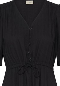 Robe noire à col en V avec manches courtes, devant boutonné, taille élastique et ceinture en tissu nouée, fabriquée par la marque Fransa.