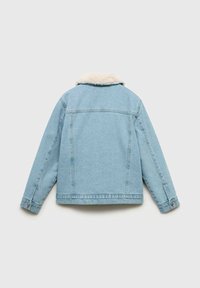 Svetlo modrá denimová bunda s bielym umelým kožušinovým golierom, dlhými rukávmi, gombíkovými manžetami a rovnými stehmi na chrbte.