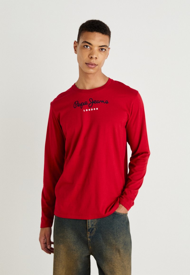 Rød langærmet skjorte lavet af bomuld, med rund halsudskæring og marineblå trykt tekst "Pepe Jeans LONDON" over brystet.