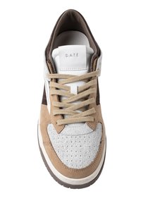 Sneaker con una combinazione di suede marrone chiaro, pelle beige e tessuto grigio perforato. Accenti bianchi e lacci beige completano il design.
