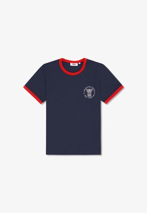 Granatowy krótki rękaw T-shirt z czerwonym obszyciem na kołnierzyku i rękawach, z małym białym logo klubu tenisowego na piersi.