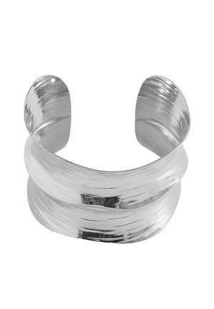 Bracelet manchette en argent avec des larges bandes superposées et de fines lignes gravées sur une surface lisse et réfléchissante.