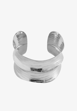 Bracelet manchette en argent avec des larges bandes superposées et de fines lignes gravées sur une surface lisse et réfléchissante.