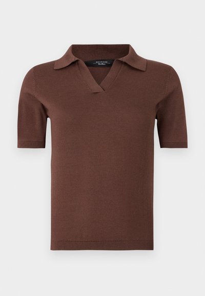 Polo shirt marron à manches courtes avec un col en V, fabriqué en matière tricotée douce au toucher lisse. Design simple et moderne.