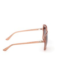 Průhledné světle hnědé čtvercové brýle se slunečními tmavými čočkami, tenkými obloučky a malými stříbrnými dekorativními prvky poblíž pantů.