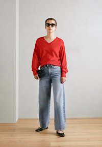 Scotch & Soda V NECK RELAXED - Pulover - flame red