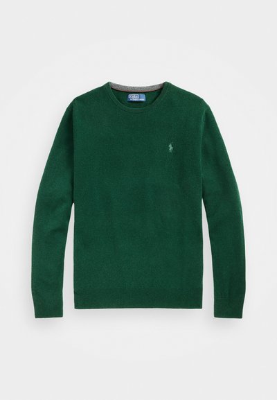 Pull ras du cou vert foncé en tissu tricoté doux, avec des manches longues et un petit logo brodé sur la poitrine gauche.