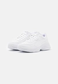 Baskets de sport blanches avec une tige en cuir lisse, un bout rond et des côtés texturés. Elles disposent d'un col rembourré et de lacets plats.