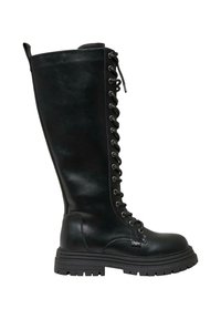 Botas negras de cuero hasta la rodilla con una textura suave, parte delantera con cordones, ojales de metal y suela de goma gruesa. Presenta una lengüeta en la parte superior.