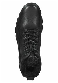 Bota negra de cuero con cordones, de superficie texturizada, con un collar acolchado y forro de piel sintética. Suela de goma resistente con puntera redondeada.