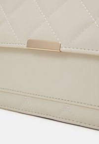 Anna Field Skulderveske - off-white