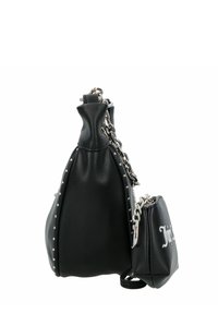 Bolso de mano de cuero negro con una forma única, detalles de tachuelas a lo largo del costado y un pequeño bolso extraíble. Presenta herrajes en plata.