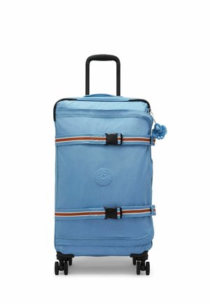 Valigia verticale azzurro chiaro con due cinghie orizzontali a strisce, maniglia nera retraibile, quattro ruote nere e un piccolo portachiavi in peluche attaccato.