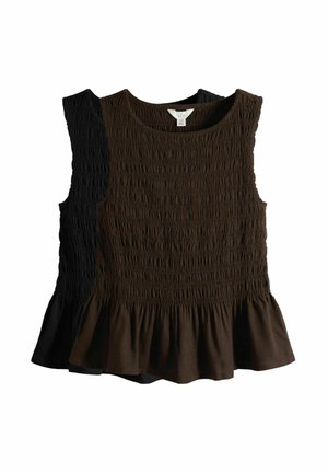 Zwei ärmellose Oberteile mit geraffter Textur und Rüschensäumen, eines in Dunkelbraun über einem schwarzen, mit rundem Ausschnitt.