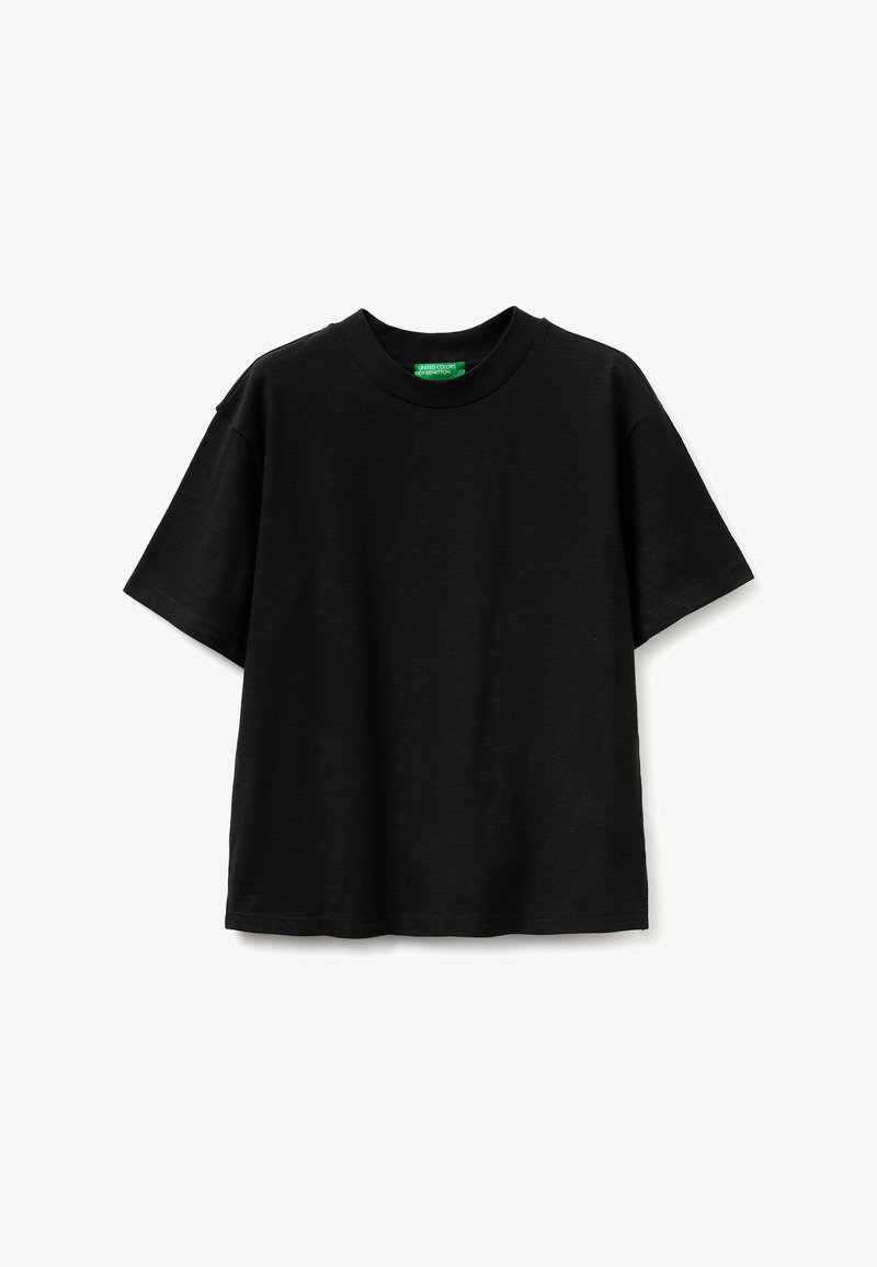Camiseta negra de manga corta con cuello redondo, de corte holgado y una etiqueta verde en el interior del cuello.