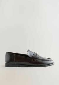 Ruske kožne loafer cipele s okruglim nosom, šivanim detaljima i dekorativnom trakom preko srednjeg dela. Ravni crni gumeni đon.
