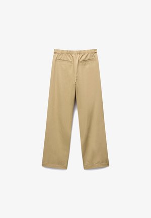 Pantaloni beige a gamba larga con vita elasticizzata e due tasche a filetto sul retro, mostrati distesi su sfondo bianco.