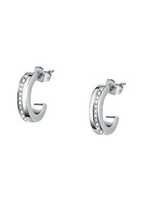 Orecchini a cerchio in argento con finitura liscia, caratterizzati da una fila di piccoli cristalli trasparenti lungo un lato. Design leggero e arrotondato con chiusura a perno.