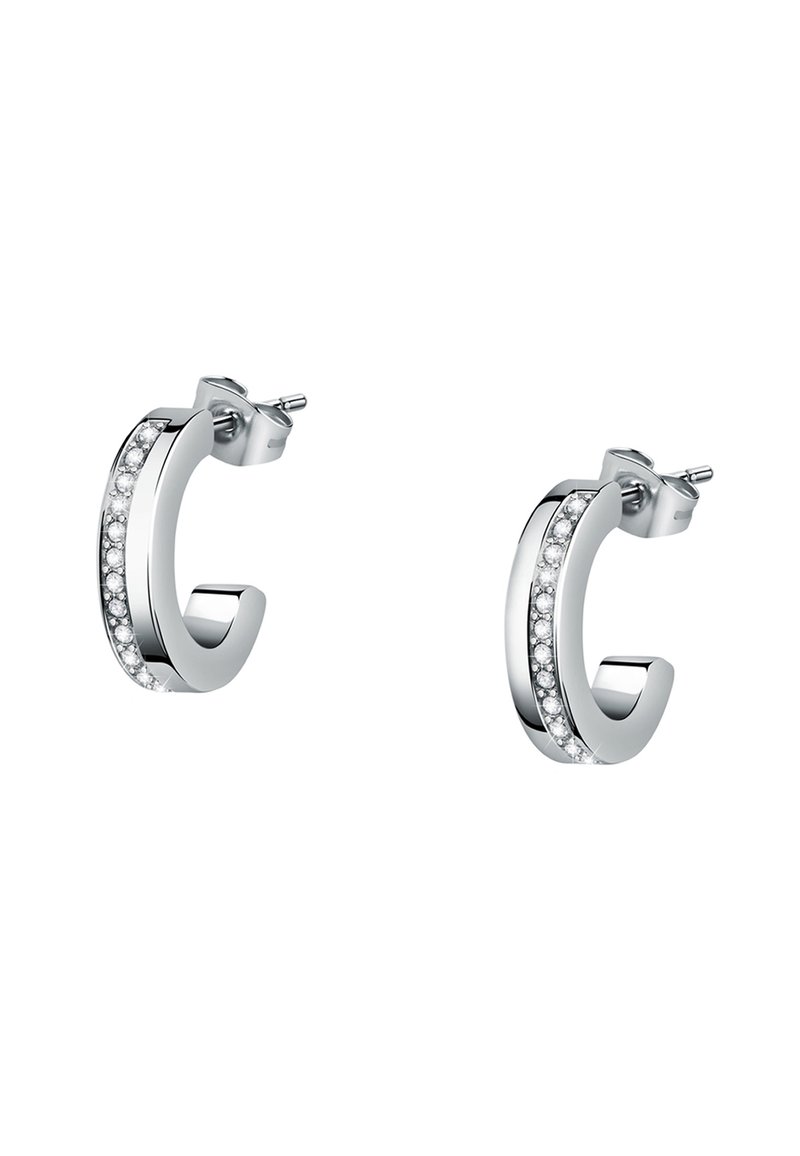 Orecchini a cerchio in argento con finitura liscia, caratterizzati da una fila di piccoli cristalli trasparenti lungo un lato. Design leggero e arrotondato con chiusura a perno.